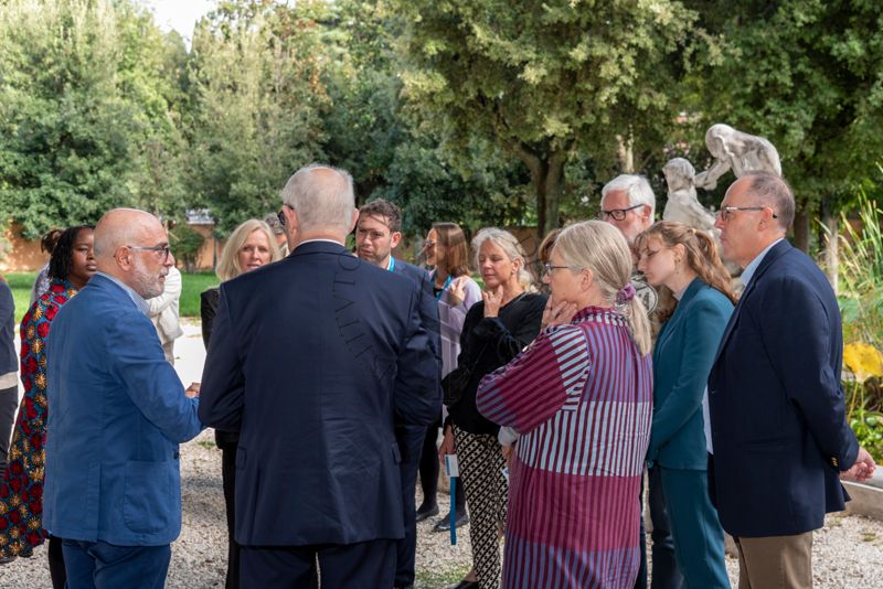 Il Prof. Antonio Mistretta, responsabile del Servizio Comunicazione Scientifica del'ISS (primo da sinistra) si intrattiene con i partecipanti all'evento Editorial Board Eurosorveillance ECDC durante la visita ai giardini dell'Istituto Superiore di Sanità