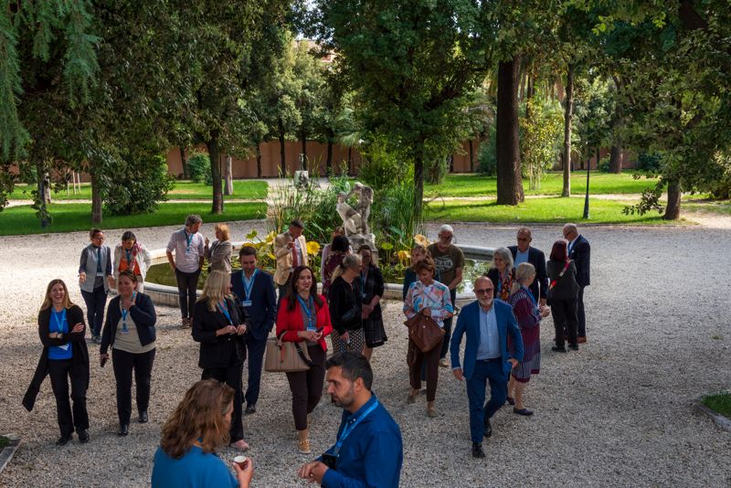 I partecipanti all'evento Editorial Board Eurosorveillance ECDC durante il rinfresco presso i giardini dell'Istituto Superiore di Sanità
