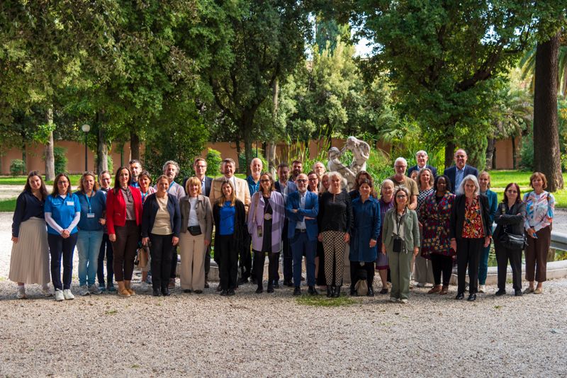Foto di gruppo dei relatori e dei partecipanti all'evento Editorial Board Eurosorveillance ECDC presso i giardini dell'Istituto Superiore di Sanità