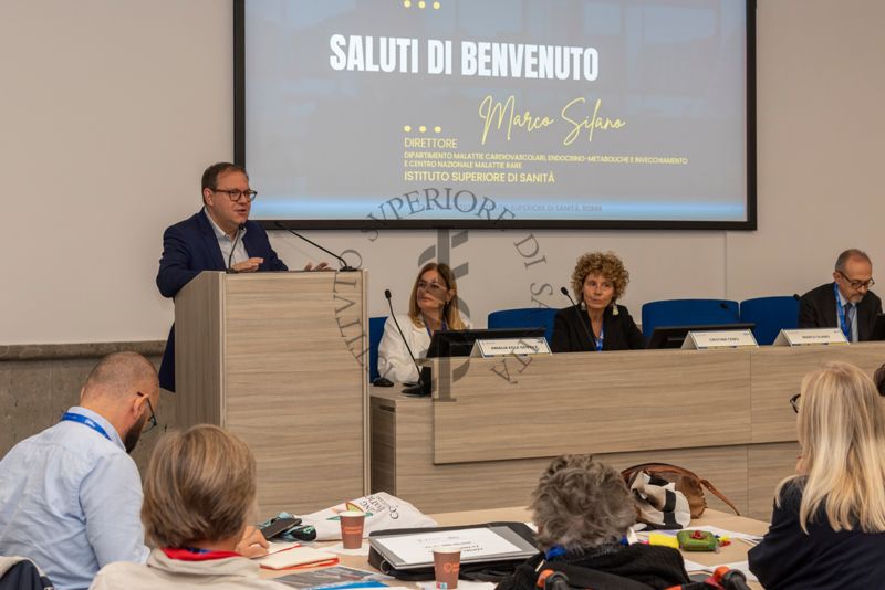 Intervento del Dott. Marco Silano, Direttore del Centro Ricerche Malattie Rare dell'Istituto Superiore di Sanità (primo d sinistra). Con lui la Dott.ssa Amalia Egle Gentile, responsabile del Laboratorio di Health Humanities, Centro Nazionale Malattie Rare dell'Istituto Superiore di Sanità (seconda da sinistra), la Dott.ssa Cristina Cenci, antropologa e fondatrice di Digital Narrative Medicine (terza da sinistra) e il Dott. Marco Testa, cardiologo clinico all'ospedale Sant'Andrea di Roma e Presidente della Società Italiana di Medicina Narrativa (quarto da sinistra)