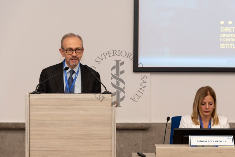 Intervento del Dott. Marco Testa, cardiologo clinico all'ospedale Sant'Andrea di Roma e Presidente della Società Italiana di Medicina Narrativa (a sinistra). A destra la Dott.ssa Amalia Egle Gentile, responsabile del Laboratorio di Health Humanities, Centro Nazionale Malattie Rare dell'Istituto Superiore di Sanità