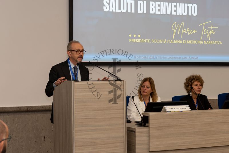 Intervento del Dott. Marco Testa, cardiologo clinico all'ospedale Sant'Andrea di Roma e Presidente della Società Italiana di Medicina Narrativa (a sinistra). Con lui la Dott.ssa Amalia Egle Gentile, responsabile del Laboratorio di Health Humanities, Centro Nazionale Malattie Rare dell'Istituto Superiore di Sanità (al centro) e la Dott.ssa Cristina Cenci, antropologa e fondatrice di Digital Narrative Medicine (a sinistra)
