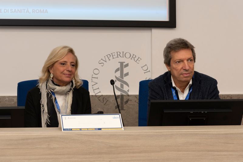 La Dott.ssa Raffaella Pajalich, endocrinologa (a sinistra) e il Dott. Mario Cerati, Medico Chirurgo specializzato in Odontoiatria (a destra), entrambi della Società Italiana di Medicina Narrativa SIMeN