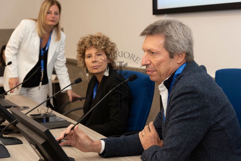 Intervento del Dott. Mario Cerati, della Società Italiana di Medicina Narrativa SIMeN (terzo da sinistra). Con lui, la Dott.ssa Amalia Egle Gentile, responsabile del Laboratorio di Health Humanities, Centro Nazionale Malattie Rare dell'Istituto Superiore di Sanità (prima da sinistra) e la Dott.ssa Cristina Cenci, antropologa e fondatrice di Digital Narrative Medicine (seconda da sinistra)