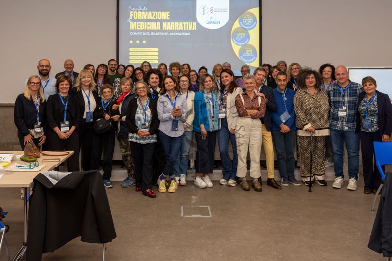 Foto di gruppo dei relatori e dei partecipanti al Corso blended Formazione e Medicina Narrativa organizzato dal Centro Malattie Rare dell'Istituto Superiore di Sanità