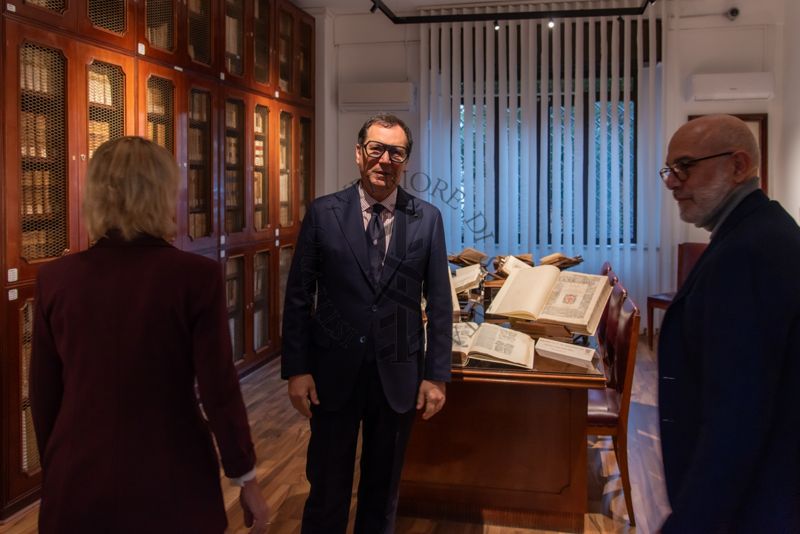 Il Dott. Andrea Piccioli, Direttore dell'ISS (al centro) all'interno della nuova sala dei Rari della Biblioteca. Con lui la Dott.ssa Paola Ferrari, Coordinatrice del Fondo Rari della Biblioteca dell'ISS (a sinistra, di spalle) e il Prof. Antonio Mistretta, Responsabile del Servizio Comunicazione Scientifica dell'ISS (a destra)