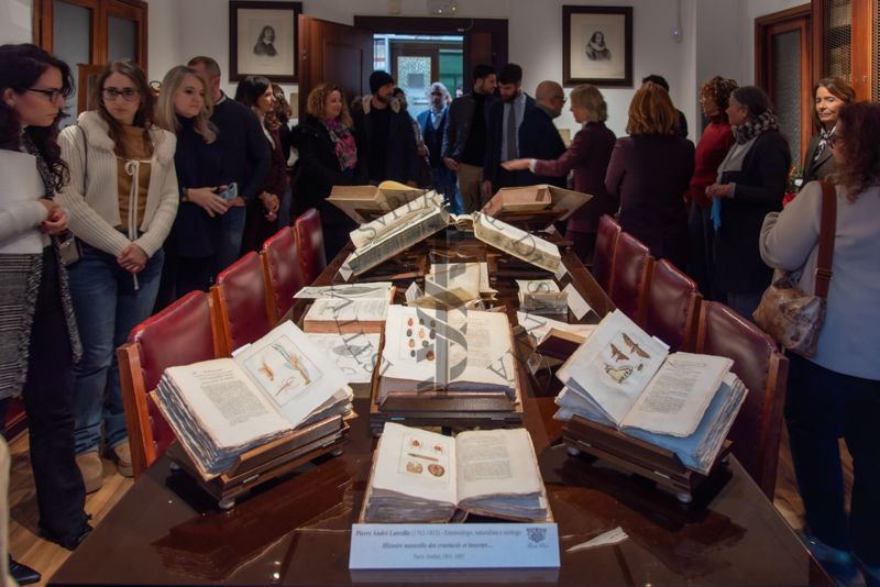 Panoramica sui partecipanti all'evento "13 libri, 3 voci" durante la visita alla nuova Sala dei Rari della Biblioteca