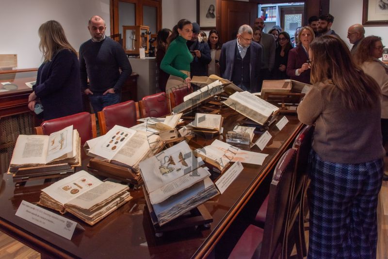 Panoramica sui partecipanti all'evento "13 libri, 3 voci" durante la visita alla nuova Sala dei Rari della Biblioteca