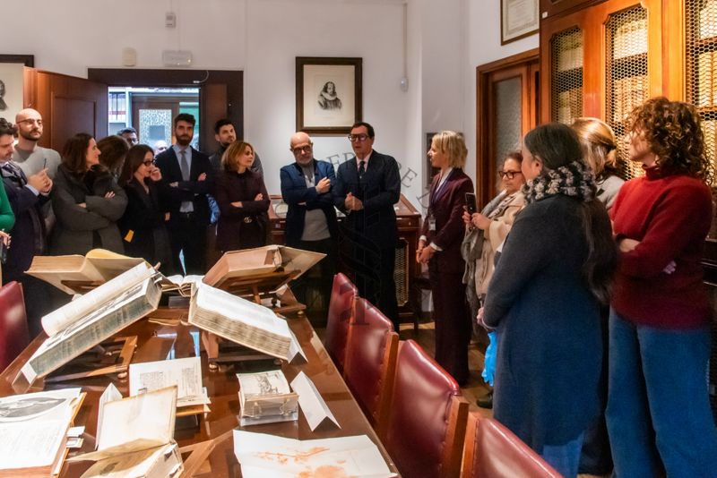 Panoramica sui partecipanti all'evento "13 libri, 3 voci" durante il discorso per l'inaugurazione della nuova Sala dei Rari della Biblioteca da parte del Direttore dell'ISS, Dott. Andrea Piccioli