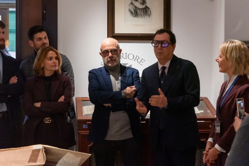 Discorso per l'inaugurazione della nuova Sala dei Rari della Biblioteca da parte del Direttore dell'ISS, Dott. Andrea Piccioli (secondo da destra). Accanto a lui, la Dott.ssa Paola Ferrari, Coordinatrice del Fondo Rari della Biblioteca (prima da destra) e il Prof. Antonio Mistretta, Responsabile del Servizio Comunicazione Scientifica dell'ISS (terzo da destra)