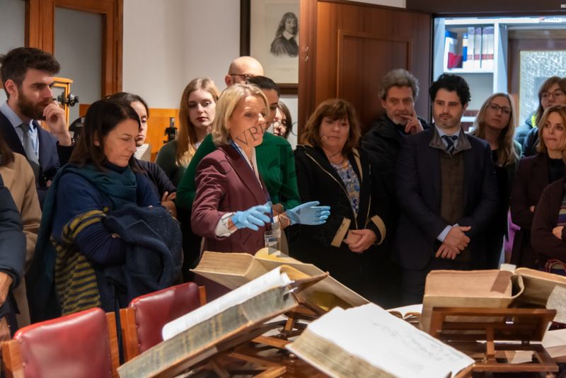 La Dott.ssa Paola Ferrari, Coordinatrice del Fondo Rari (al centro) illustra i libri antichi esposti in occasione dell'inaugurazione della nuova Sala dei Rari della Biblioteca dell'ISS