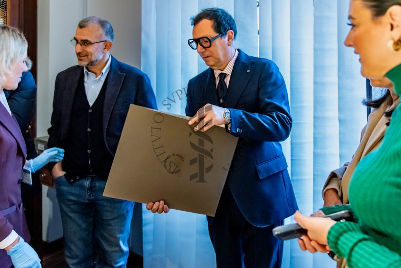 Il Direttore dell'ISS, Dott. Andrea Piccioli riceve dalla Biblioteca alcune stampe tratte dai libri del Fondo Rari