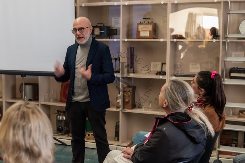 Il Prof. Antonio Mistretta, Responsabile del Servizio Comunicazione Scientifica dell'ISS, presenta l'evento "Tredici libri, tre voci" dove vengono letti alcuni passaggi tratti dai tredici libri che sono stati presentati in occasione degli incontri di "Scienza & Caffè" del 2025