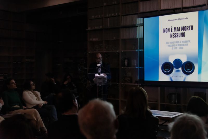 Pier David Malloni dell'Ufficio Stampa dell'ISS, legge alcuni passaggi tratti dal libro "Non è mai morto nessuno" di Alessandro Mustazzolu