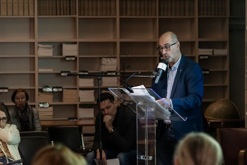 Pier David Malloni dell'Ufficio Stampa dell'ISS, legge alcuni passaggi tratti dal libro "Non è mai morto nessuno" di Alessandro Mustazzolu