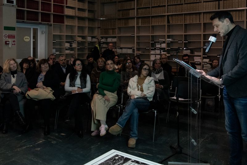 Gianfelice Martini dell'Ufficio Stampa dell'ISS, legge alcuni passaggi tratti dal libro "I superbatteri" di Fabrizio Pregliasco e Paola Arosio