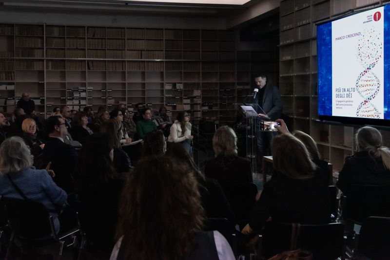 Gianfelice Martini dell'Ufficio Stampa dell'ISS, legge alcuni passaggi tratti dal libro "Più in alto dei cieli" di Marco Crescenzi