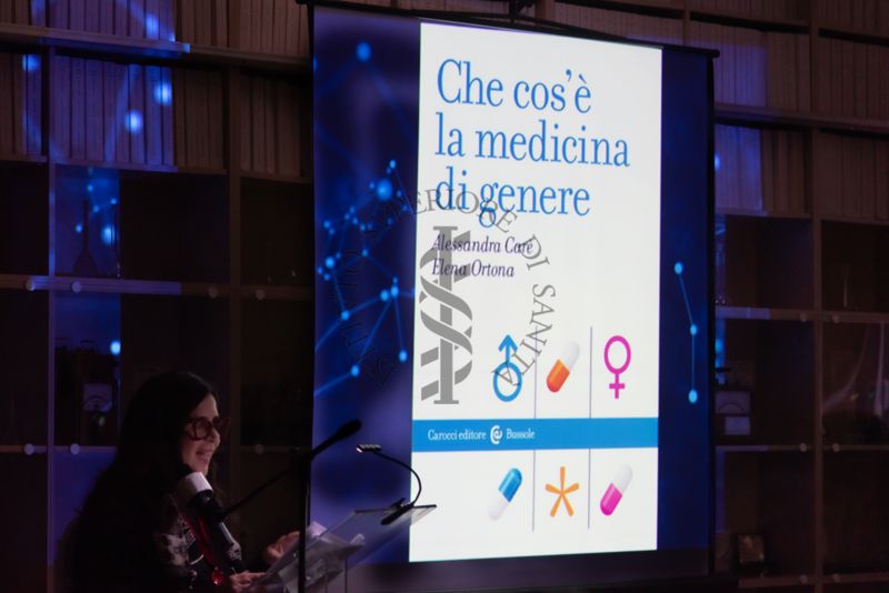 La Dott.ssa Enrica Pizzi del Centro nazionale per la prevenzione delle malattie e la promozione della salute dell'ISS, legge alcuni passaggi tratti dal libro "Che cos'è la medicina di genere" di Alessandra Carè e Elena Ortona