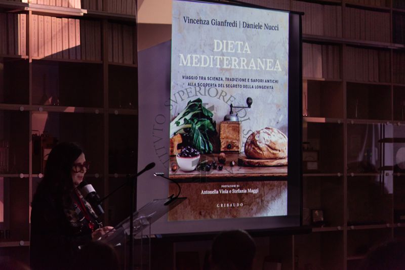 La Dott.ssa Enrica Pizzi del Centro nazionale per la prevenzione delle malattie e la promozione della salute dell'ISS, legge alcuni passaggi tratti dal libro "Dieta mediterranea" di Vincenza Gianfredi e Daniele Nucci