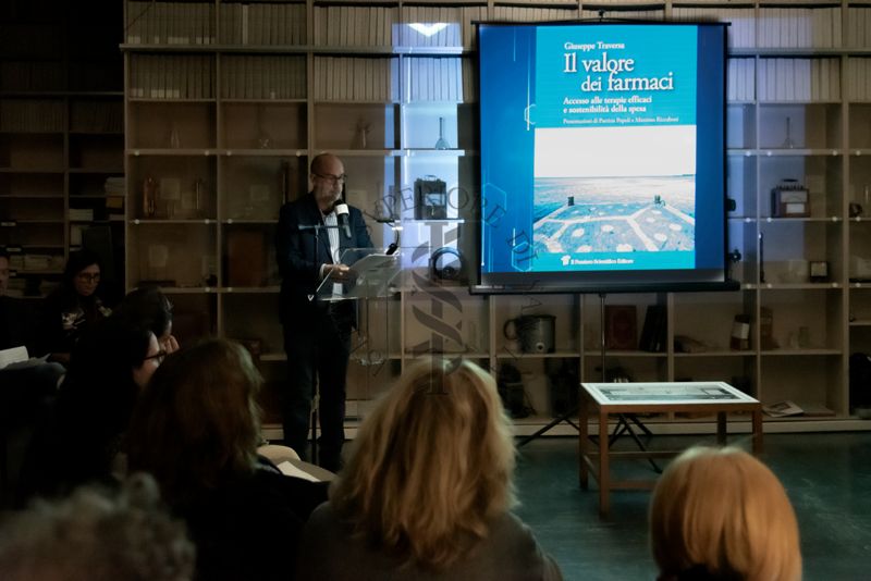 Pier David Malloni dell'Ufficio Stampa dell'ISS, legge alcuni passaggi tratti dal libro "Il valore dei farmaci" di Giuseppe Traversa