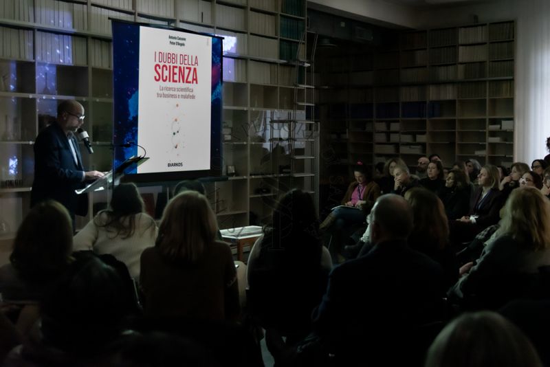 Pier David Malloni dell'Ufficio Stampa dell'ISS, legge alcuni passaggi tratti dal libro "I dubbi della scienza" di Antonio Cassone e Peter D'Angelo