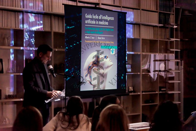 Gianfelice Martini dell'Ufficio Stampa dell'ISS, legge alcuni passaggi tratti dal libro "Guida facile all'intelligenza artificiale in medicina" di Alberto E. Tozzi e Diana Ferro