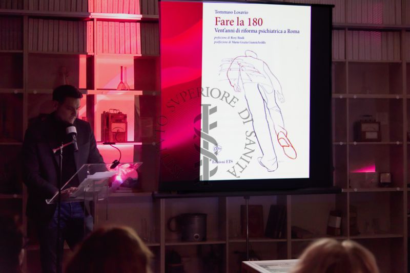 Gianfelice Martini dell'Ufficio Stampa dell'ISS, legge alcuni passaggi tratti dal libro "Fare la 180 - Vent'anni di riforma psichiatrica a Roma" di Tommaso Losavio