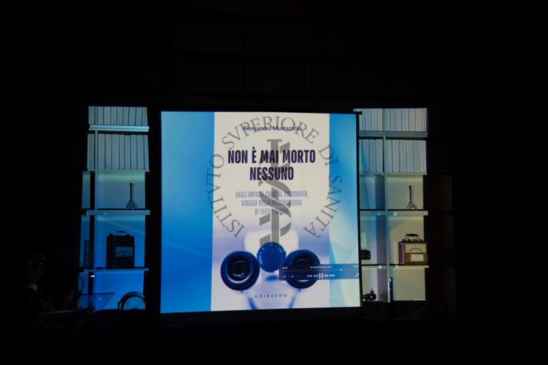 La copertina del libro "Non è mai morto nessuno" di Alessandro Mustazzolu