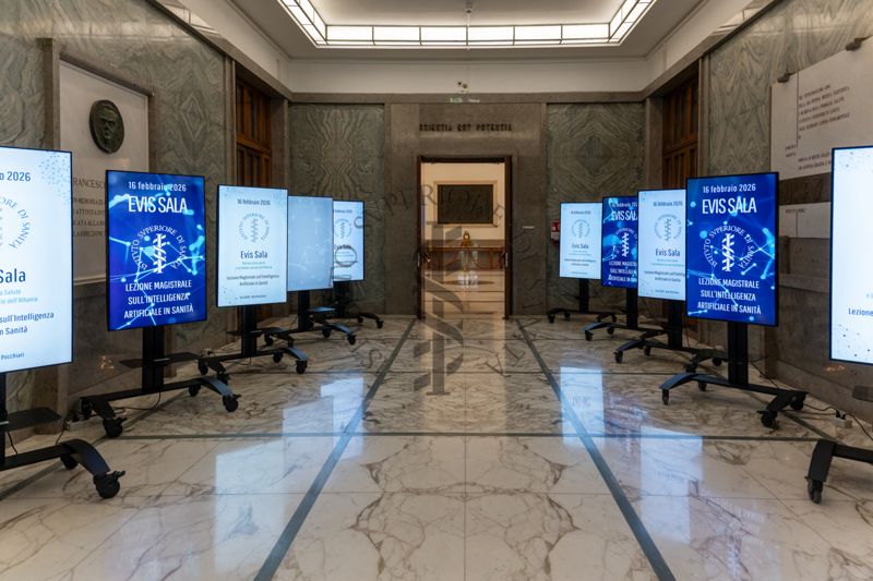 Entrata dell'Istituto Superiore di Sanità con pannelli digitali con informazioni sull'evento
