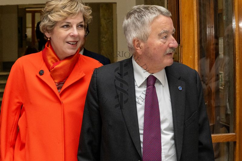 La dott.ssa Evis Sala e il prof. Rocco Bellantone si avviano nell'Aula Magna dell'Istituto Superiore di Sanità