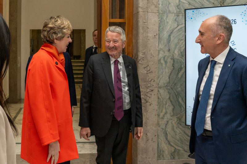 La dott.ssa Evis Sala e il prof. Rocco Bellantone conversano nell'Anti Aula Magna dell'Istituto Superiore di Sanità