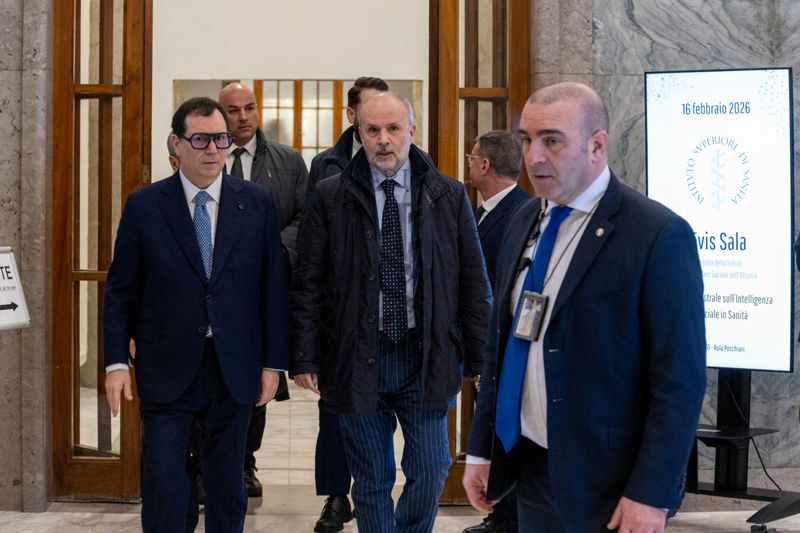 Il Direttore Generale dell'ISS Andrea Piccioli e il Ministro della Salute Orazio Schillaci si avviano verso l'Aula Magna dell'Istituto Superiore di Sanità