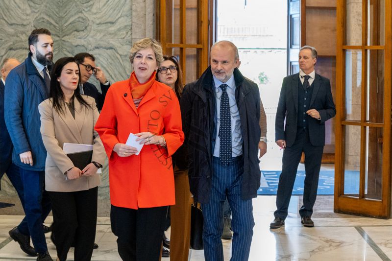 La dott.ssa Evis Sala e il ministro della Salute Orazio Schillaci si avviano verso l'Aula Magna dell'Istituto Superiore di Sanità