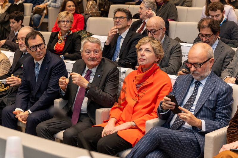Il Direttore Generale dell'ISS Andrea Piccioli, Il Presidente dell'ISS Rocco Bellantone, la Ministra della Salute e del Benessere dell'Albania Evis Sala e il Ministro della Salute Orazio Schillaci seduti nell'Aula Magna dell'Istituto Superiore di Sanità