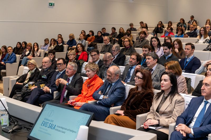 Il Direttore Generale dell'ISS Andrea Piccioli, Il Presidente dell'ISS Rocco Bellantone, la Ministra della Salute e del Benessere dell'Albania Evis Sala, il Ministro della Salute Orazio Schillaci e altri uditori seduti nell'Aula Magna dell'Istituto Superiore di Sanità