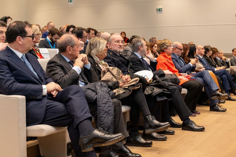 Il Direttore Generale dell'ISS Andrea Piccioli, la Ministra della Salute e del Benessere dell'Albania Evis Sala, il Ministro della Salute Orazio Schillaci e altri uditori seduti nell'Aula Magna dell'Istituto Superiore di Sanità