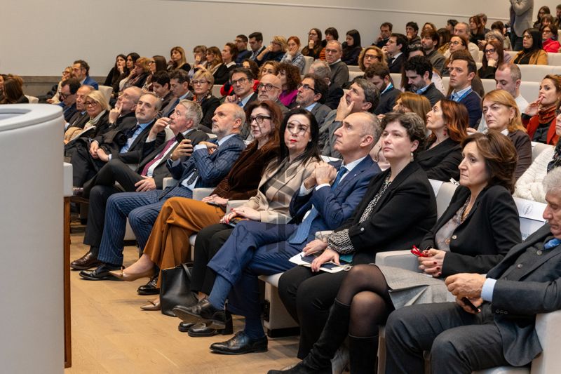 Il Prof. Rocco Bellantone, Presidente dell'Istituto Superiore di Sanità e il Ministro Orazio Schillaci seduti in prima fila ascoltano un intervento