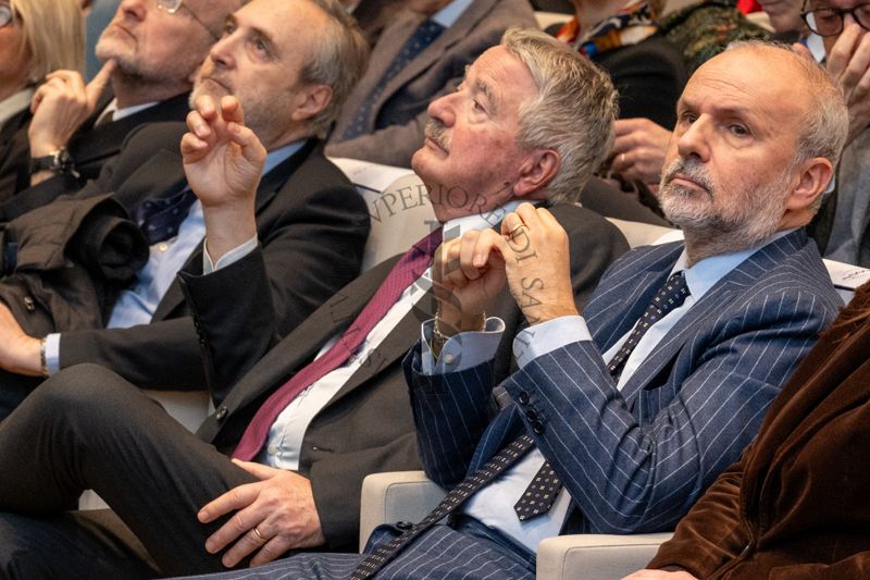 Il professor Rocco Bellantone (presidente dell'ISS) e Orazio Schillaci (ministro della Salute) seduti in Aula Magna