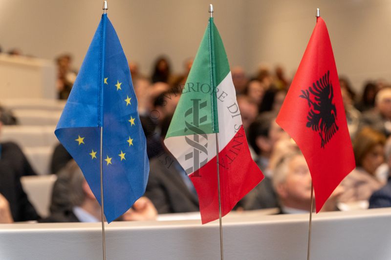 Inquadratura delle bandiere dell'Unione Europea, dell'Italia e dell'Albania nell'Aula Magna dell'Istituto Superiore di Sanità