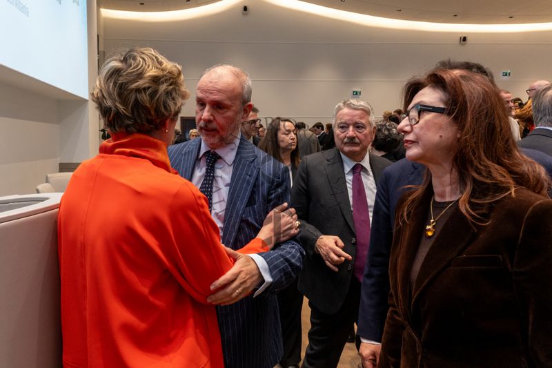 La dott.ssa Evis Sala saluta il ministro Orazio Schillaci, al suo fianco il Prof. Rocco Bellantone, Presidente dell'Istituto Superiore di Sanità.