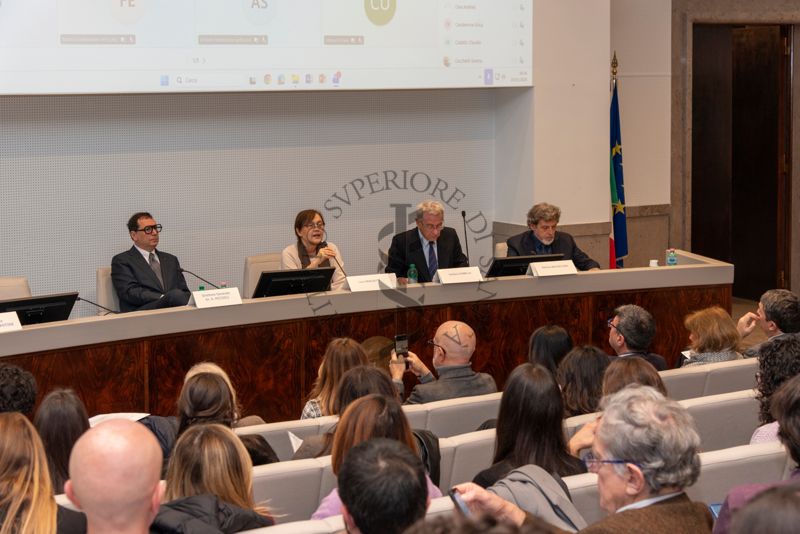 Intervento di presentazione del Congresso PhD Day da parte della Dott.ssa Luisa Minghetti, Direttore del Servizio Tecnico Scientifico coordinamento e promozione della ricerca dell'ISS (seconda da sinistra). Con lei il Direttore Generale dell'ISS, Dott. Andrea Piccioli (primo da sinistra), il Dott. Stefano D'Amelio, Professore Associato del Dipartimento di Sanità Pubblica e Malattie infettive dell'Università di Roma "La Sapienza" (terzo da sinistra) e il Dott. Alfonso Mazzacara, Responsabile dell'Ufficio Relazioni estere dell'ISS (quarto da sinistra)