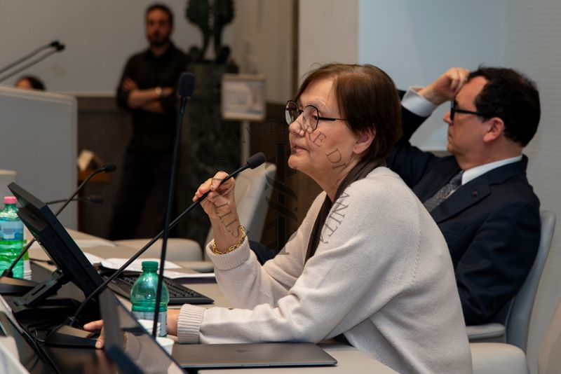 Intervento della Dott.ssa Luisa Minghetti, Direttore del Servizio Tecnico Scientifico coordinamento e promozione della ricerca dell'ISS. Alle sue spalle il Direttore Generale dell'ISS, Dott. Andrea Piccioli