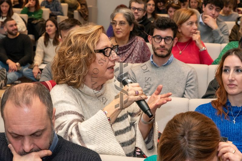 Una partecipante al Congresso PhD Day rivolge una domanda ai relatori