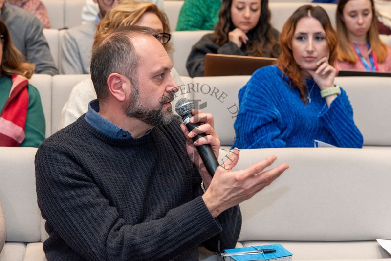 Un partecipante al Congresso PhD Day rivolge una domanda ai relatori