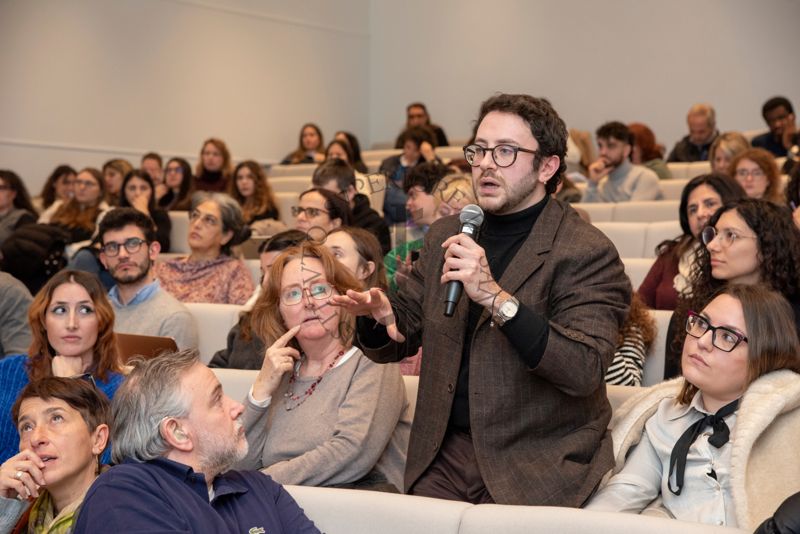 Un partecipante al Congresso PhD Day rivolge una domanda ai relatori