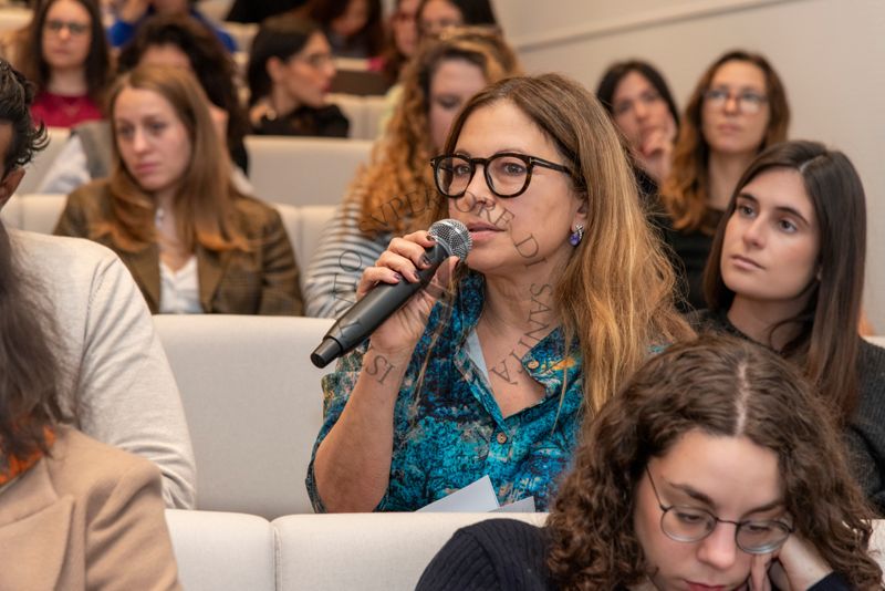Una partecipante al Congresso PhD Day rivolge una domanda ai relatori