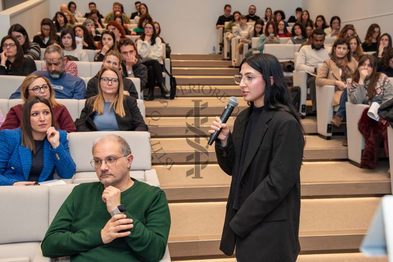 Una partecipante al Congresso PhD Day rivolge una domanda ai relatori