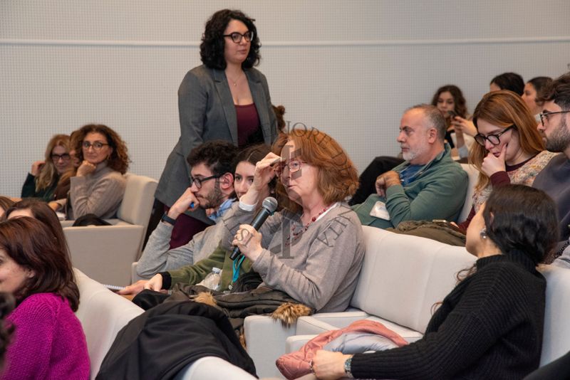 Una partecipante al Congresso PhD Day rivolge una domanda ai relatori