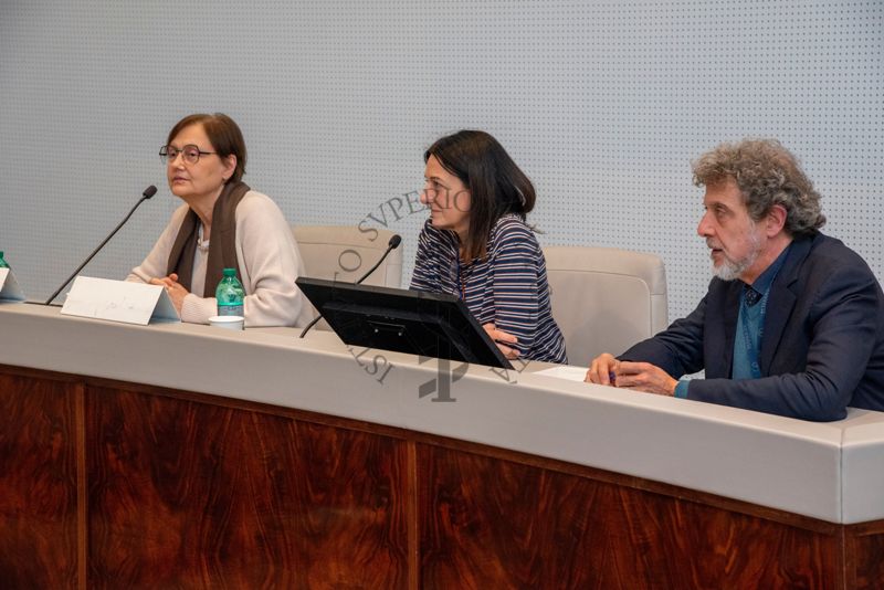 Intervento conclusivo della Dott.ssa Luisa Minghetti, Direttore del Servizio Tecnico Scientifico coordinamento e promozione della ricerca dell'ISS (a sinistra). Con lei la Dott.ssa Paola Fattibene, Dirigente di Ricerca del Servizio Tecnico Scientifico Grandi Strumentazioni e Core Facilities dell'Istituto Superiore di Sanità (al centro) e il Dott. Alfonso Mazzacara, Responsabile dell'Ufficio Relazioni estere dell'Istituto Superiore di Sanità (a destra)