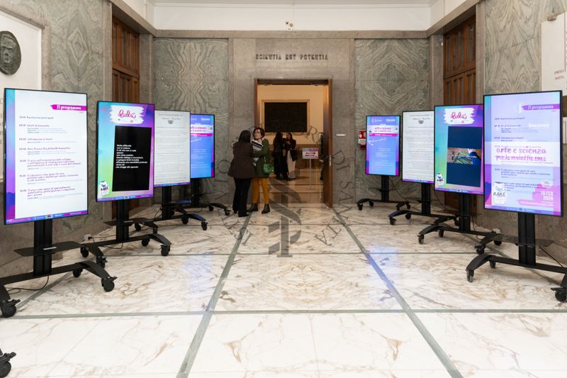 I poster del Convegno "Arte e Scienza per le Malattie Rare esposti all'ingresso dell'Aula Pocchiarii